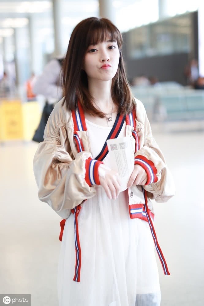 女歌手冯提莫矮个子小萝莉