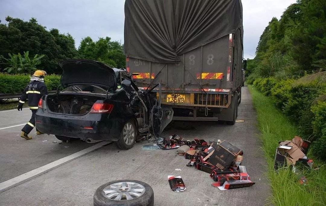 无锡高架桥事故系运输车辆超载,这些保命细节你值得关注!