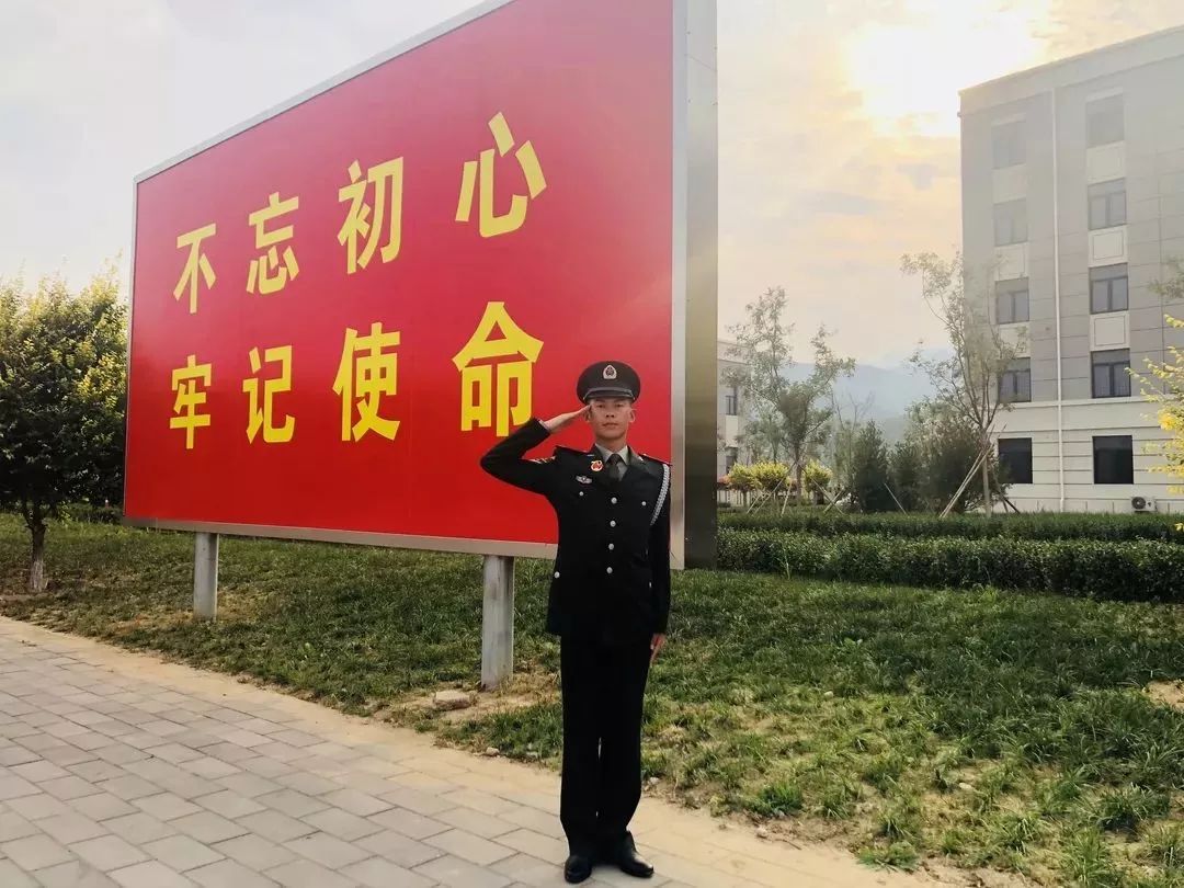 王江北作为预备役部队方队第五排面第十四名光荣地接受了检阅他昂首