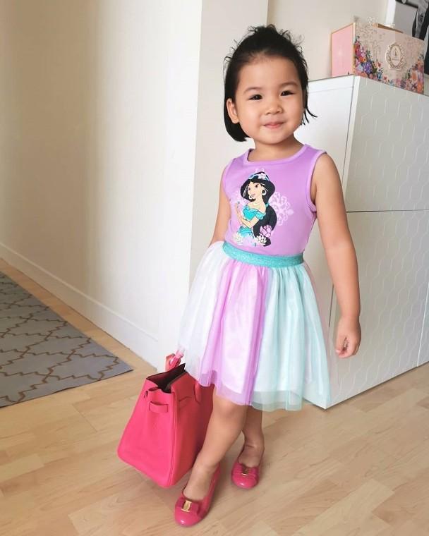 原创陈豪实力宠妻陈茵媺名牌包换不停3岁女儿耳濡目染持7万包包拍照