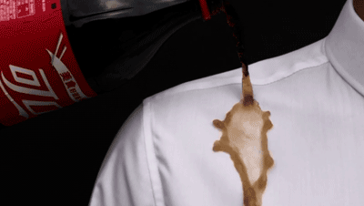 其实就像夏天的荷叶具有防水的效果一样,水滴在上面自己会弹开.