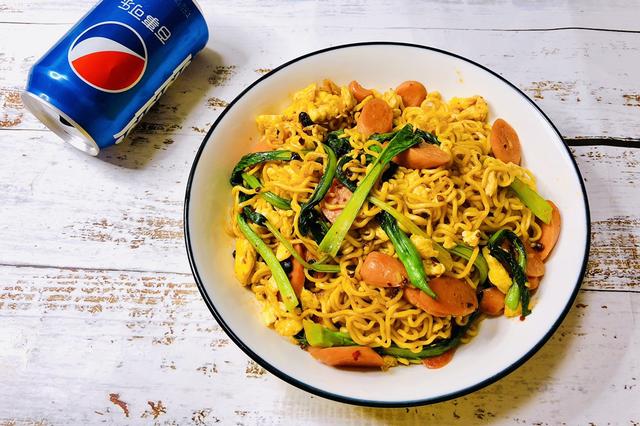 原创方便面配上火腿肠和小青菜一起炒荤素搭配美味可口制作简单