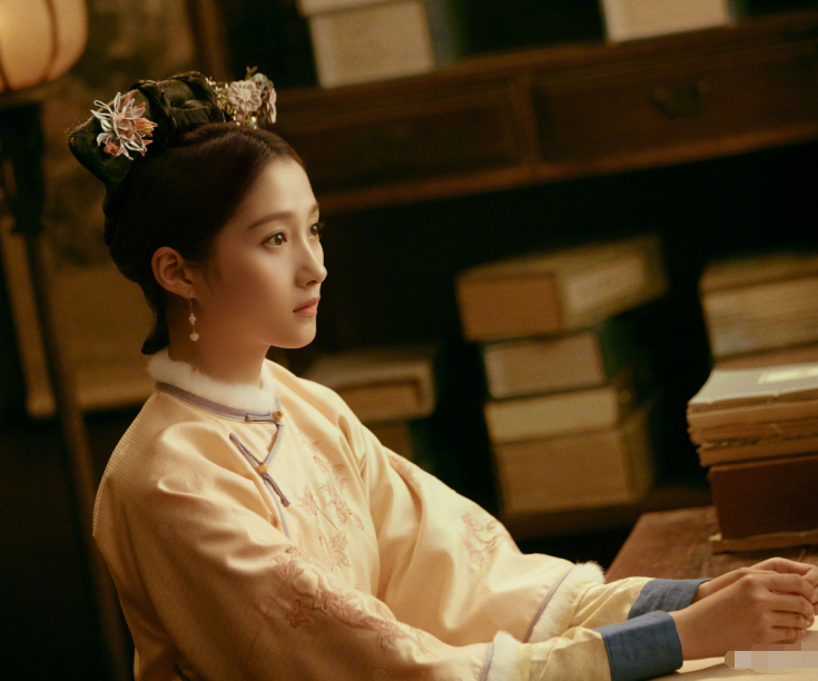 原创关晓彤穿清宫装摆拍,当她手托腮那一刻,说是12岁我都差点信了!