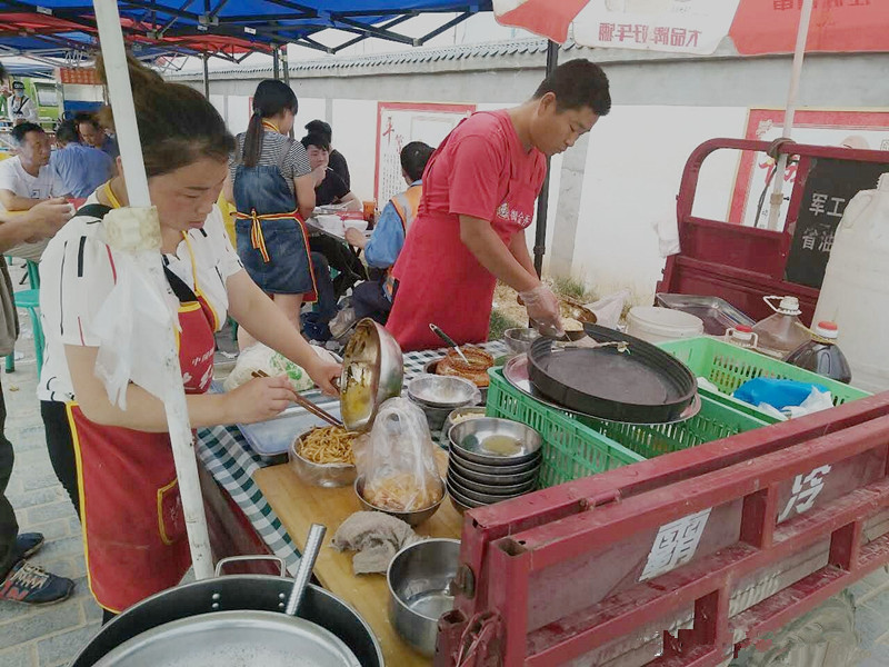 一组农民工吃饭图,又让农村媳妇心疼了!