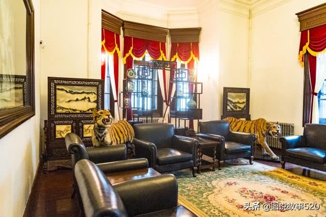 在老虎厅这张门口牌子上这样介绍着:1929年1月10日,张学良以"阻挠新班