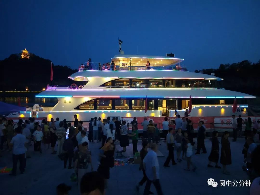 "四川阆中水城农业旅游有限公司游船分公总经理何波说,每天前来乘船