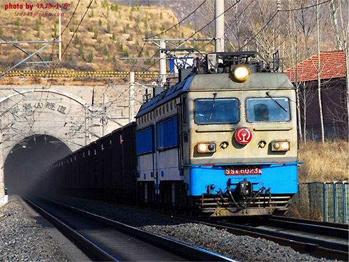 "中国重载第一路"大秦铁路线日装30078车再创历史新高