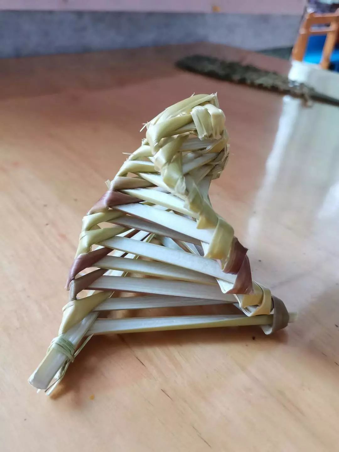 随着编织,加压,定型等流程完成,一个个精美的藤编工艺品新鲜"出炉"!