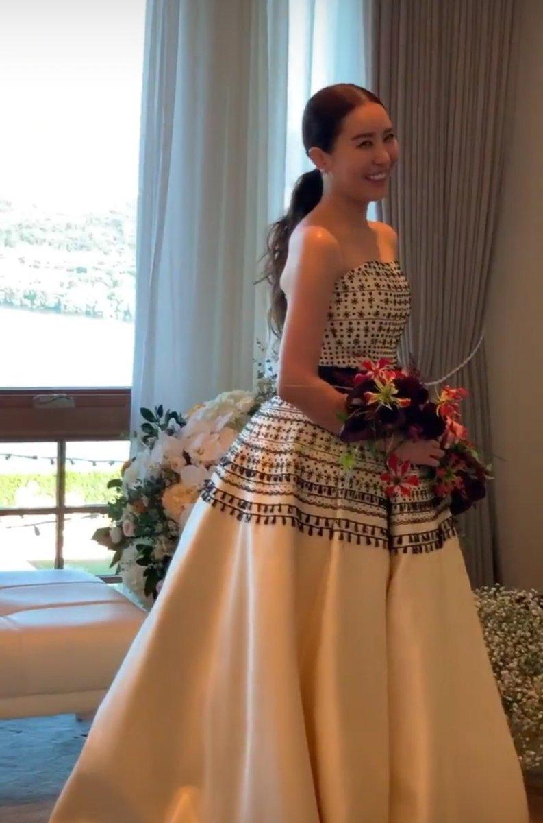 权多美当天选择了暗紫色的韩服,和gd一样不按常理出牌,没有选择红色