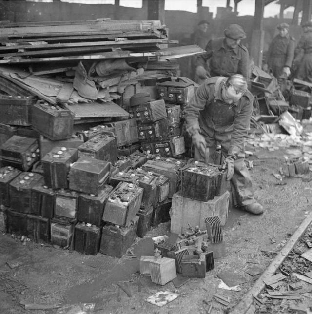 二战老照缴获的德军旧电瓶有大用英军把它们变成了这种东西