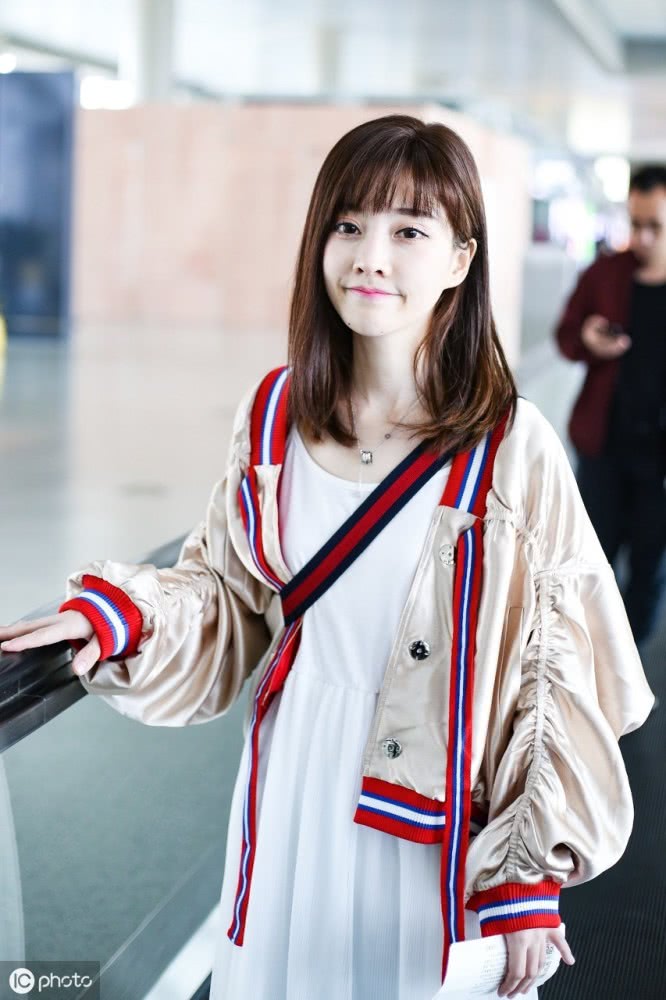 女歌手冯提莫矮个子小萝莉