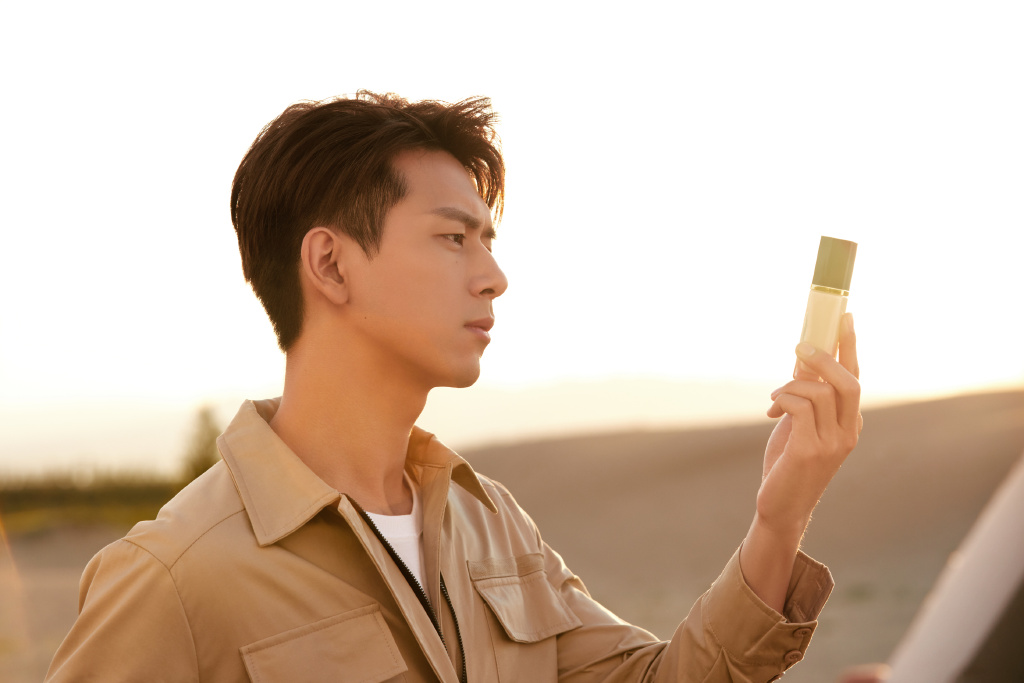 品牌送上现男友李现惊喜福利 沙漠大片花絮照请查收!