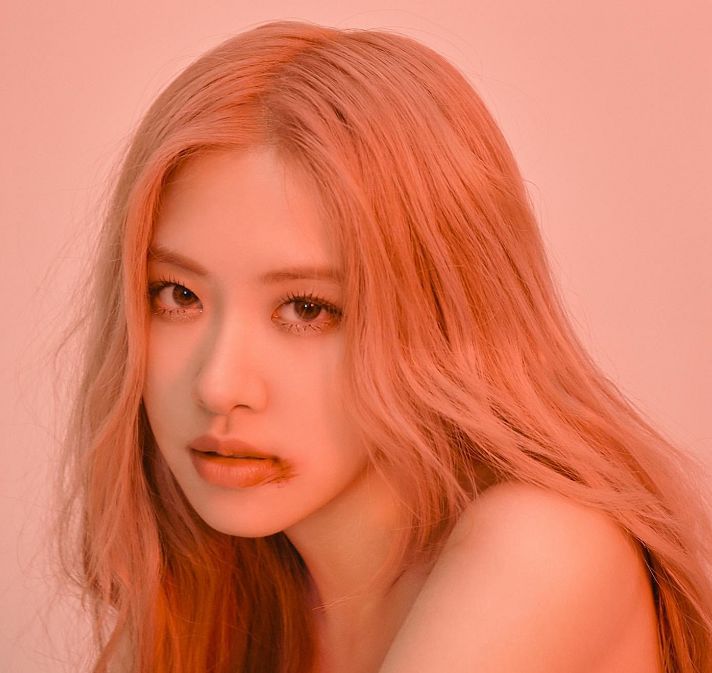 相较于lisa的浓颜,我们清淡挂路线的rose也是能够完美hold住美艳风格.