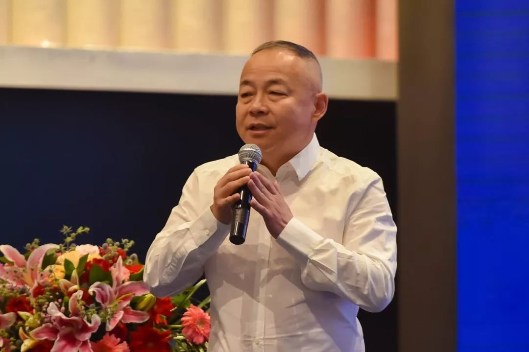 吴伟红先生致辞中国灯饰照明共享联盟执行会长吴伟红先生首先为次次