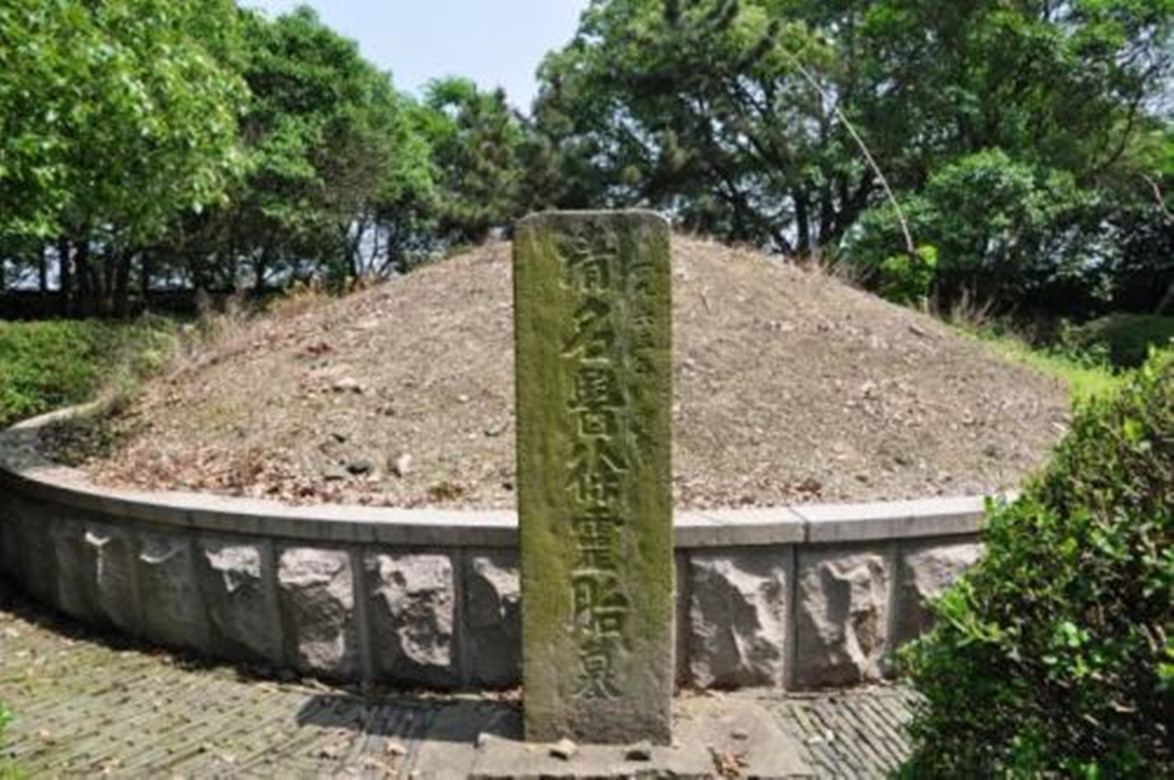 在79岁的某一天晚上,徐灵胎为自己的墓碑写了一副对联:满山荒草仙人药