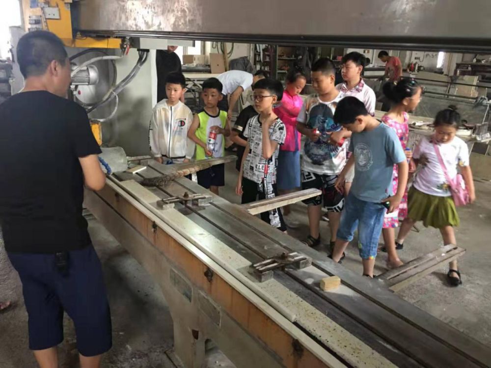 在工厂学生们了解到了石材从开采到加工及成型的全部过程,学习到了