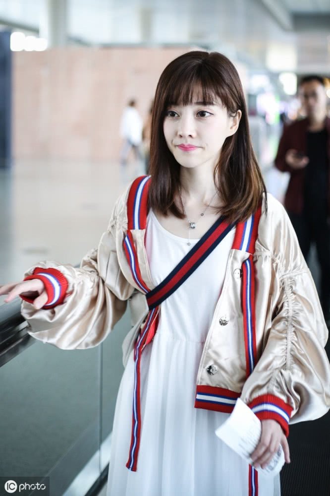 女歌手冯提莫矮个子小萝莉