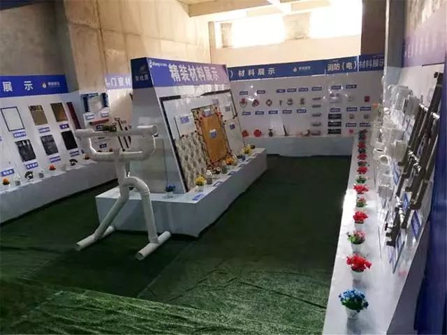 六盘水市住建局副局长李勇,六枝特区人民政府副区长彭良国,六枝特区