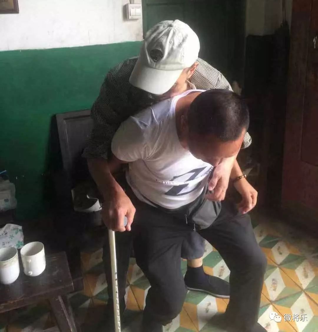 暖心将乐这名出租车司机背老人三个月只因