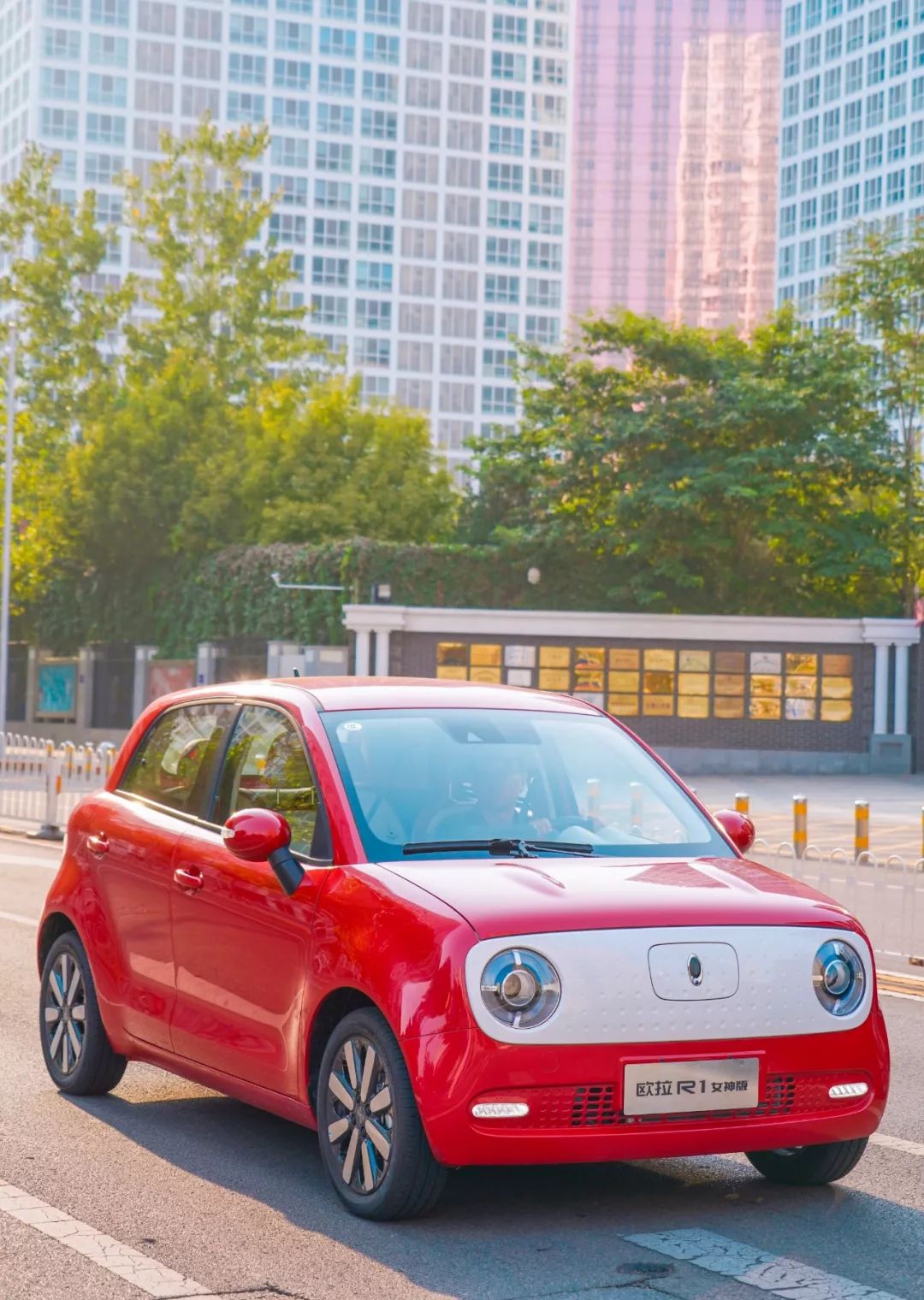 带我,出发!还是开上我亲爱的欧拉r1女神版走路太累,地铁太挤?
