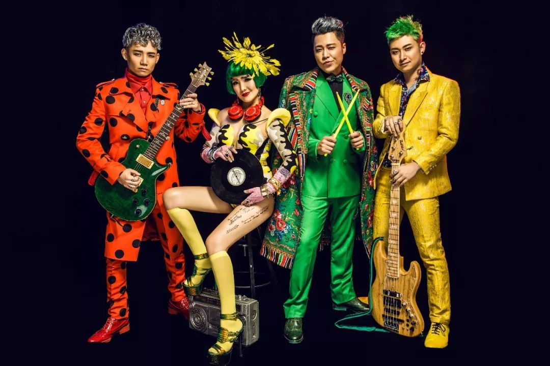 他的乐队bigface也继续有一帮爱的老朋友一起玩儿音乐.