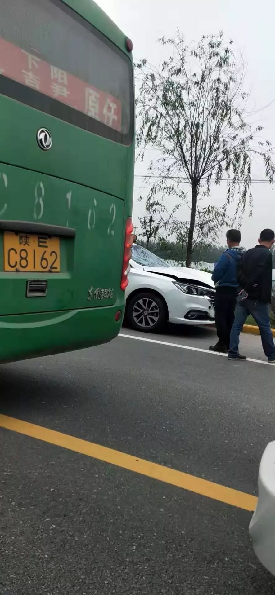 渭南下吉南边牛角庙村附近发生交通事故,昨天中午12点