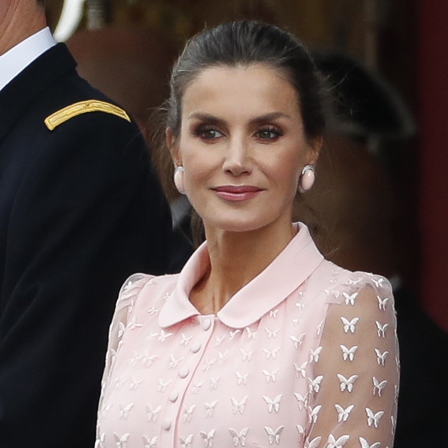 西班牙王后罕见扎丸子头穿粉纱裙哪像47岁两公主首烫卷发美翻