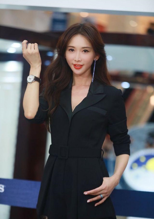 林志玲现身穿黑色连衣裙长发飘飘举手投足尽显优雅