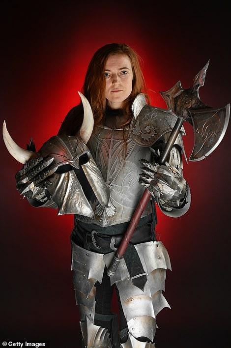 猎人》),另一个是通过特效化妆后的白人沃克国王(来自《权利的游戏》)