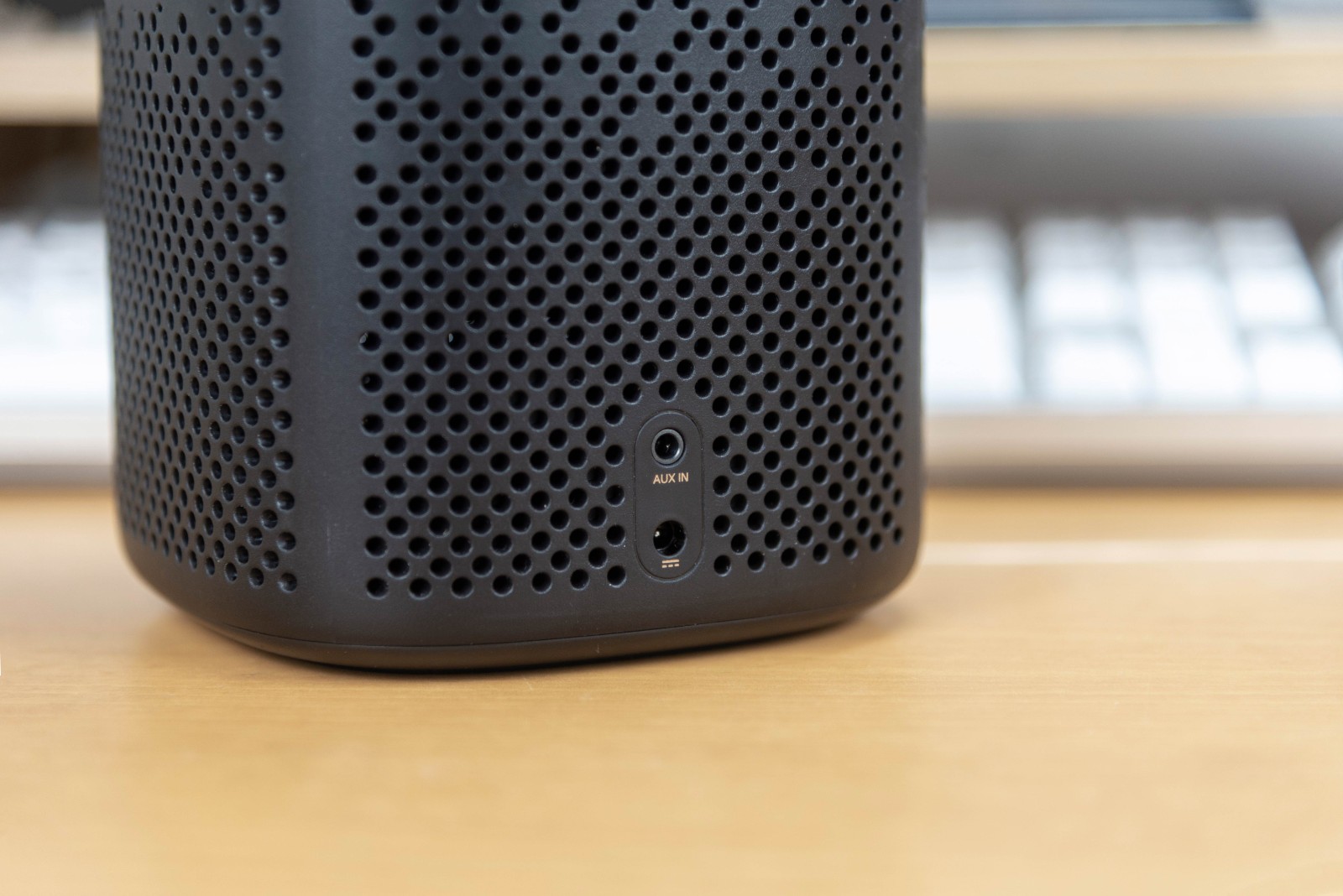 在音箱背后除了一个充电口以外还新增了一个aux in接口,也就是说可以