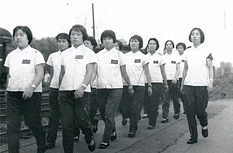 1951年,制服改为灰色斜纹布