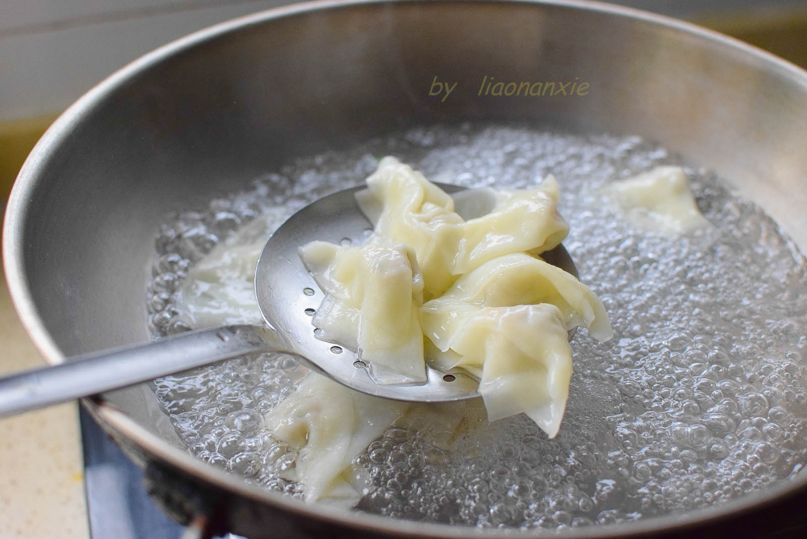 原创我家孩子早餐最爱吃的鲜肉馄饨几个就能装一碗这么做太好吃了