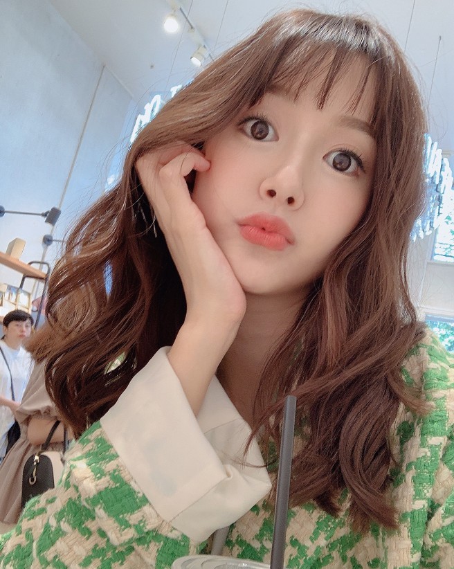 陈赫视角下的张子萱穿白色长裙嘟着嘴巴35岁仍少女感十足