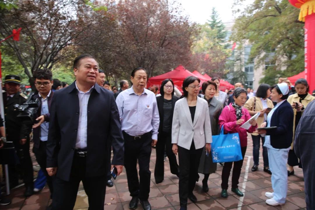 省卫健委副主任黄红霞,郑州市副市长孙晓红,市委政法委副主任王洪生