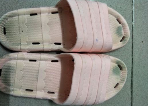 凉鞋脏了贼难洗?家政阿姨透露"小妙招",洗完像刚买的一样!