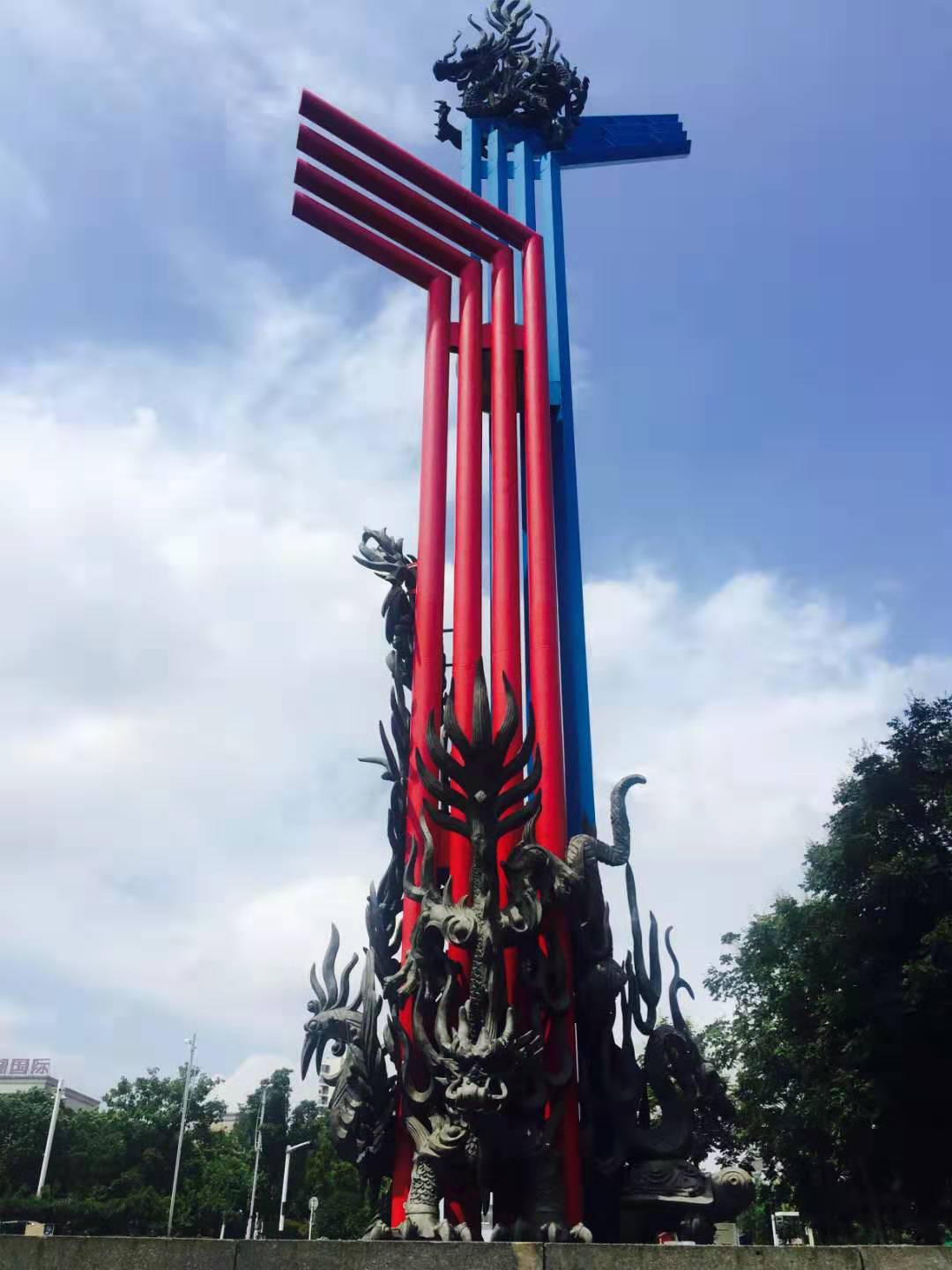 分界线坐落于龙子湖旁,宏伟壮观,有龙腾四海感觉,古时候人们只知南北