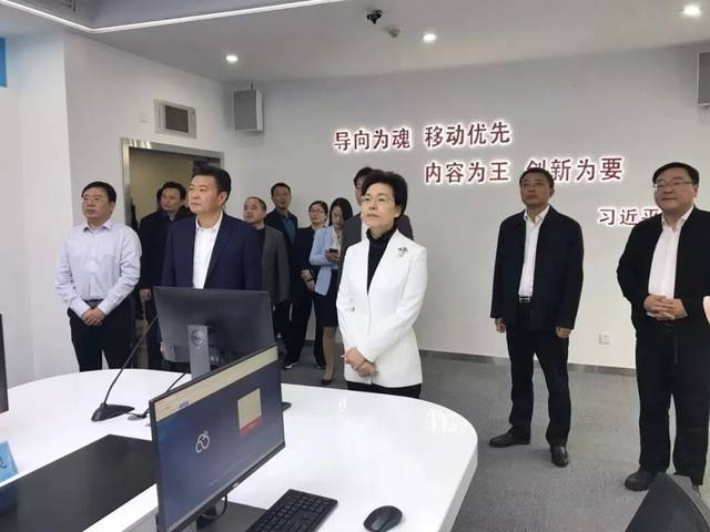 省網信辦主任兼省委宣傳部副部長徐纓和興化市市委書記李衛國共同為市