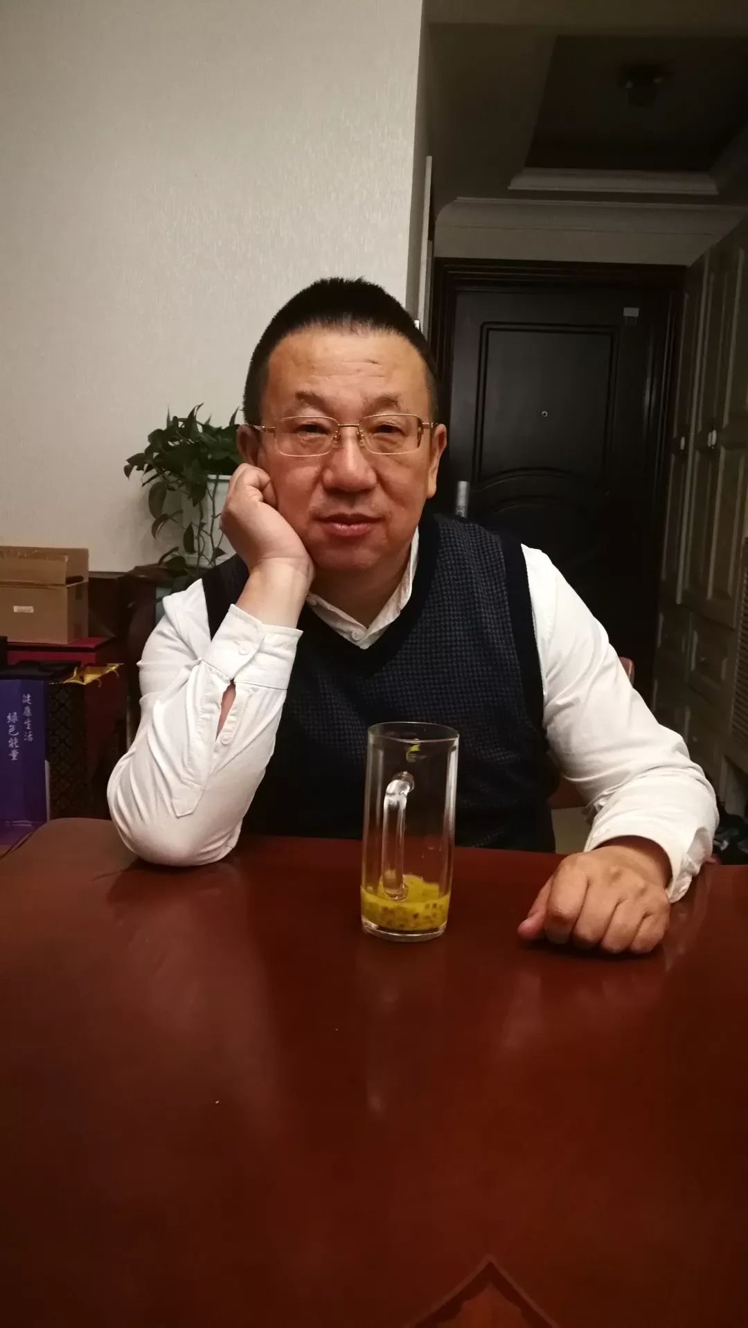 穿越世纪的目光他已步入耄耋之年为何仍能笔耕不辍