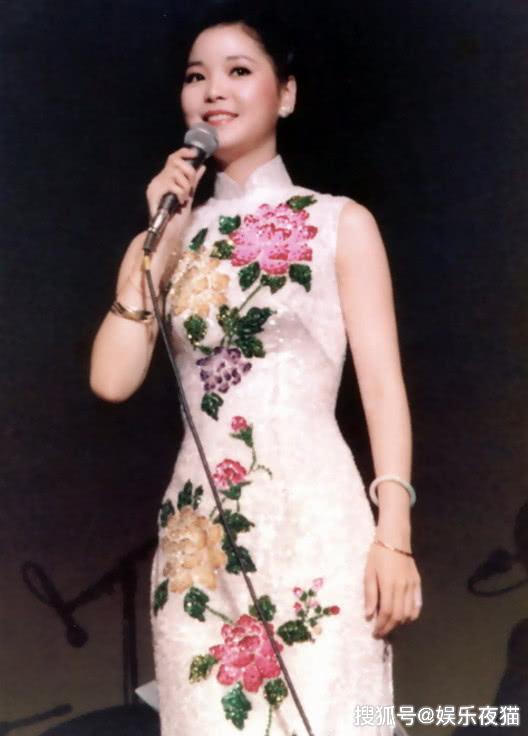 邓丽君年轻时候有多美?看到她穿旗袍登台那刻