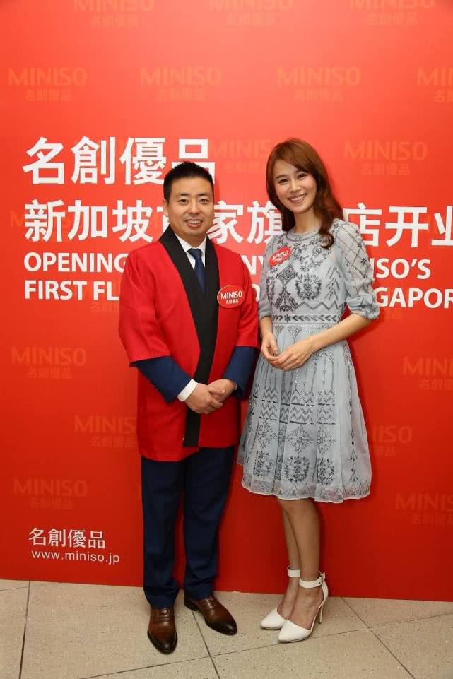 中专生跟妻子开个夫妻店卖化妆品,今全球有3千家店,去年赚50亿_叶国富