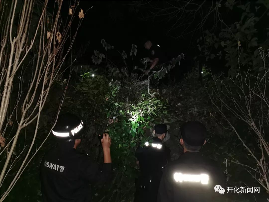 漆黑的夜裡開化一巡特警毅然跳下近5米深的水渠救人