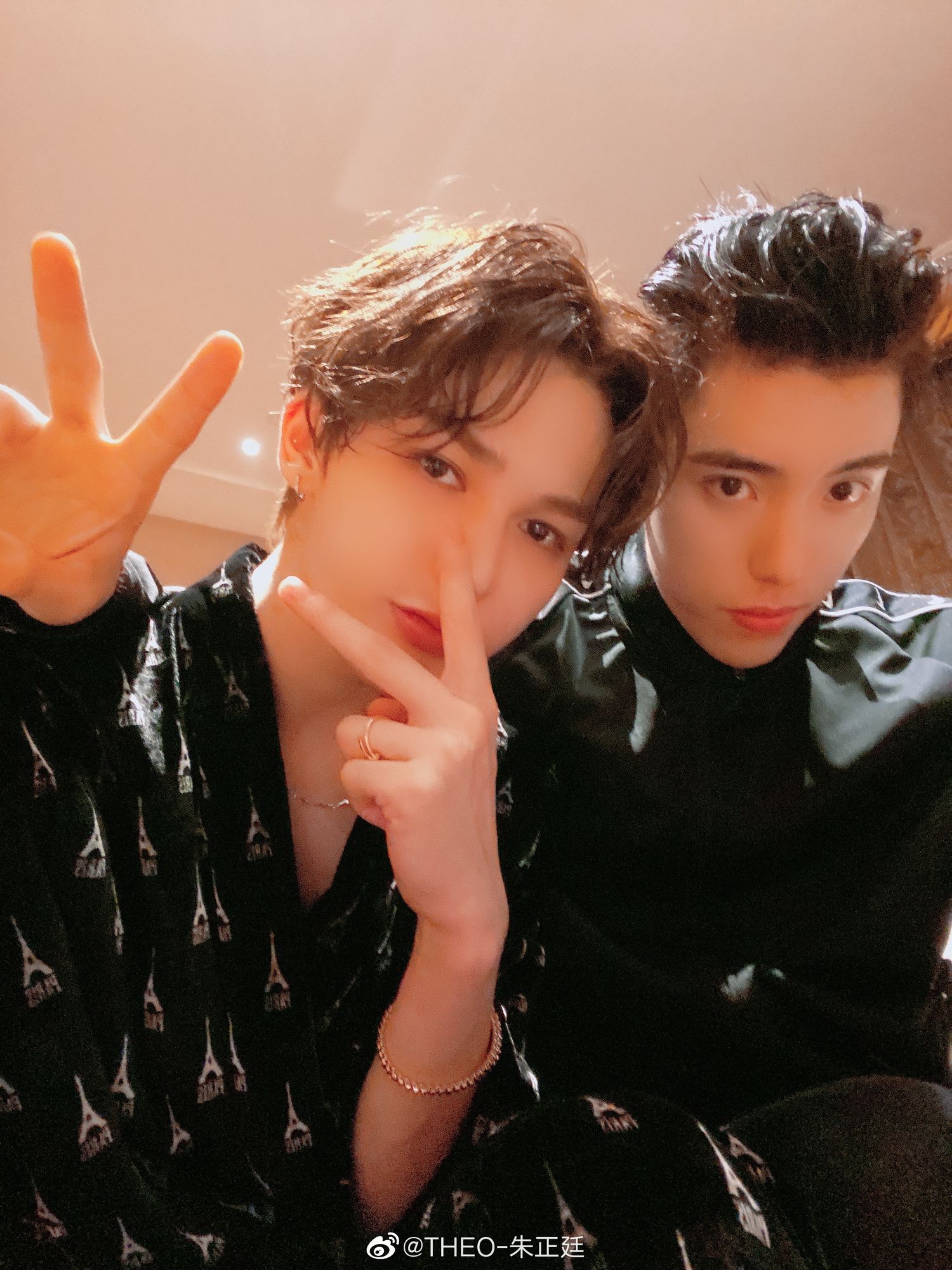 朱正廷深夜更博晒和成员们的合照 未来也请多多关照