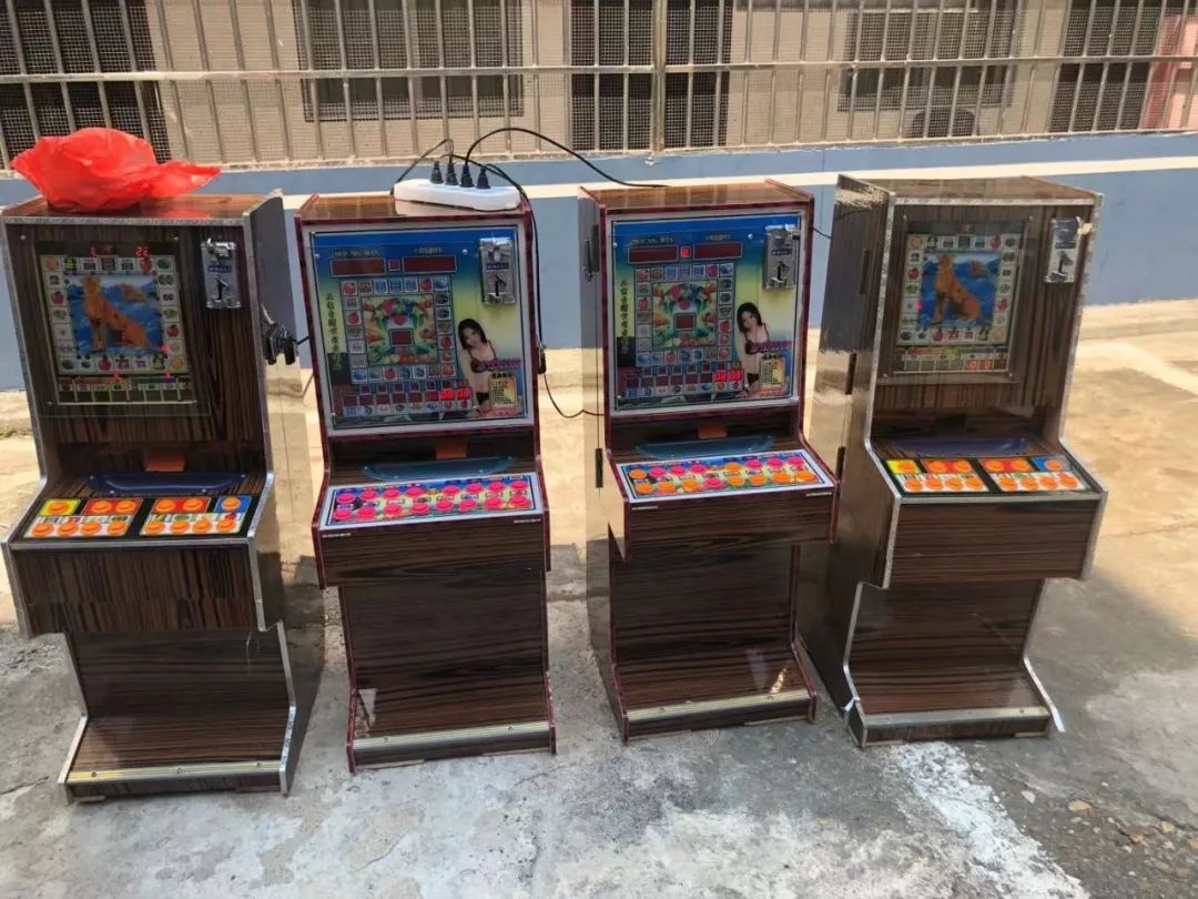 近期,海城公安分局重拳出击,一举捣毁一零散摆放赌博机(俗称"老虎机")