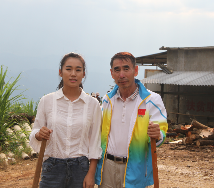 以伊诺带领龙潭村村民开创少数民族村寨新局面为主叙事点,强化电影