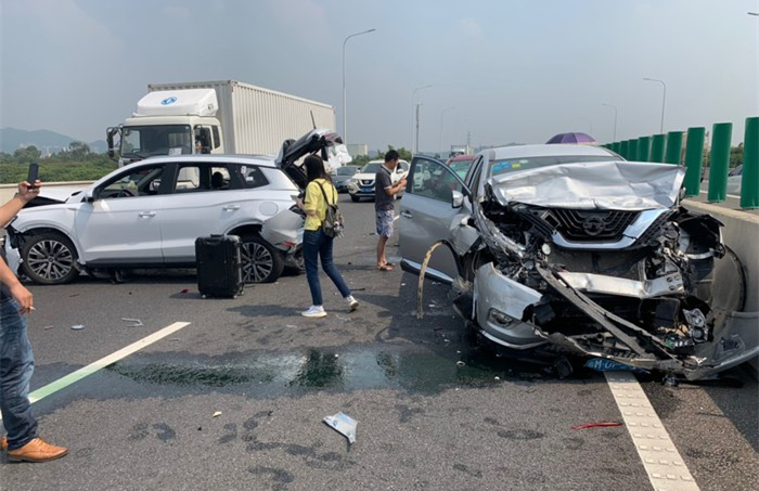 比亚迪宋pro高速路上连环追尾,公路坦克后继有人