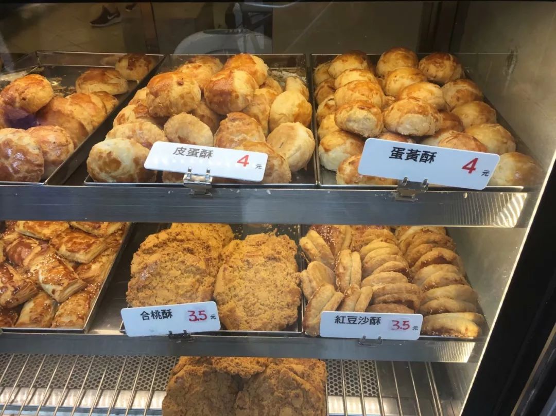 櫻桃麵包店就是香港親民平價的連鎖糕餅店.