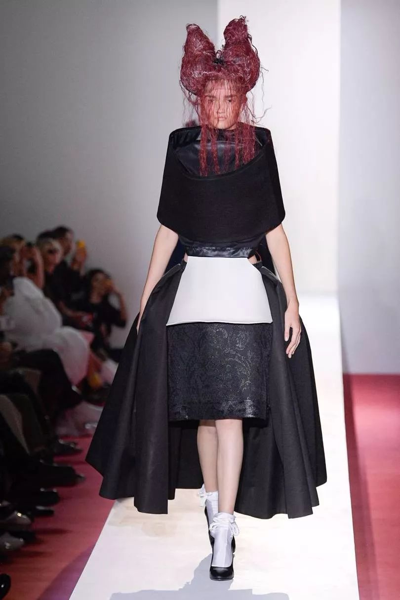 cosplay红发魔女不前卫就不叫川久保玲了丨commedesgar05ons2020