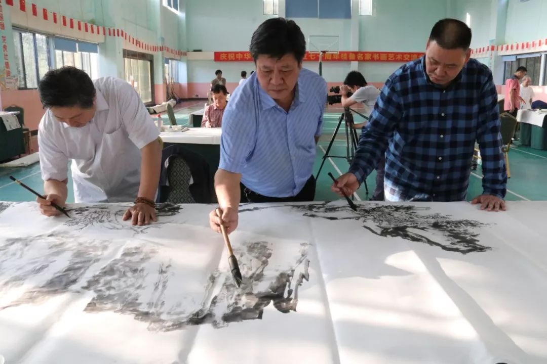 龙剑鸿教授现场即兴书法创作|吴女士 摄在艺术家大型书画交流笔会上