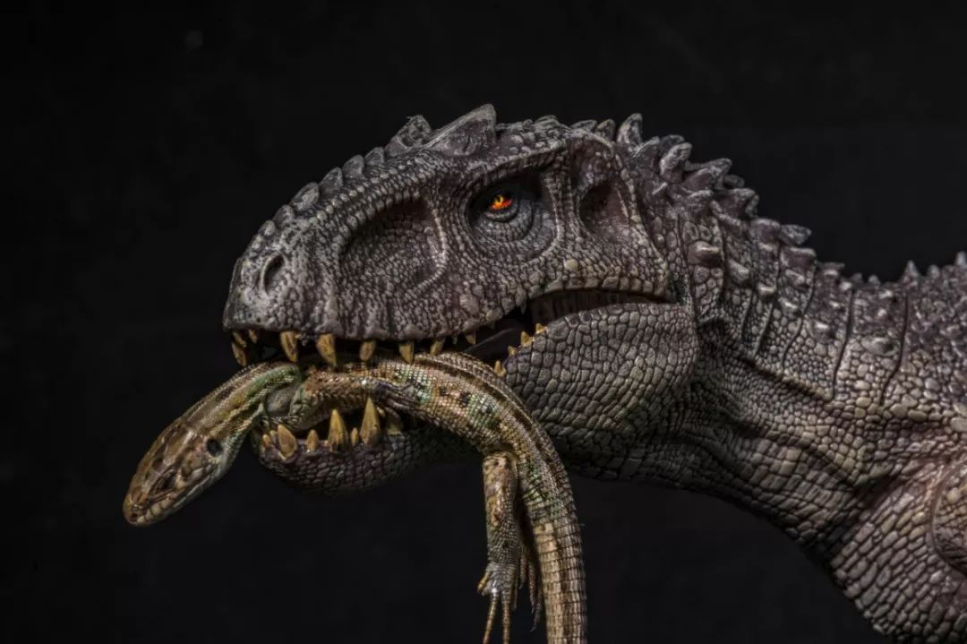 《侏罗纪世界》电影为蓝本观众可亲身面对威猛强大的霸王龙,迅猛龙,甲