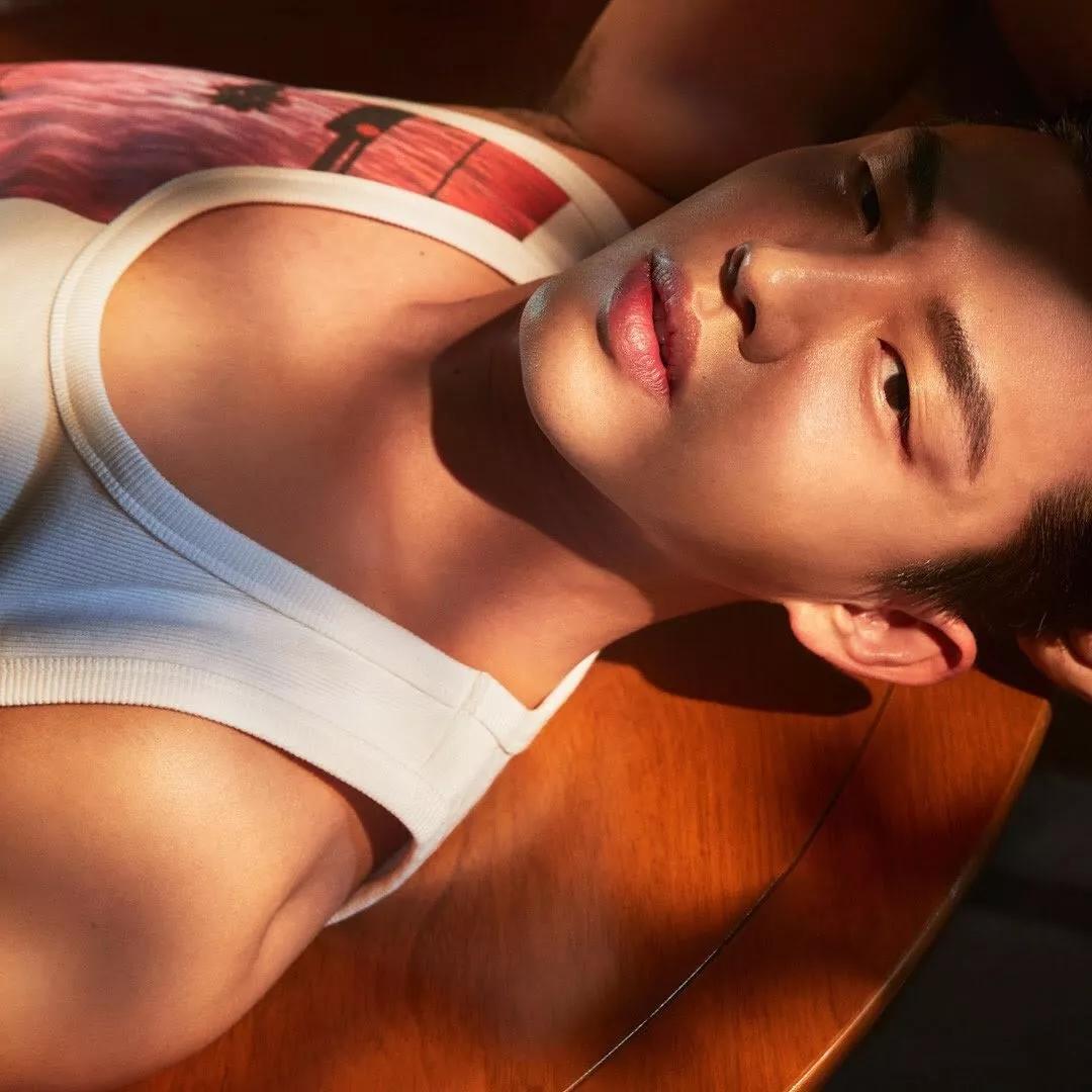 刘亚仁晒与男子亲密合影,要公开出柜?